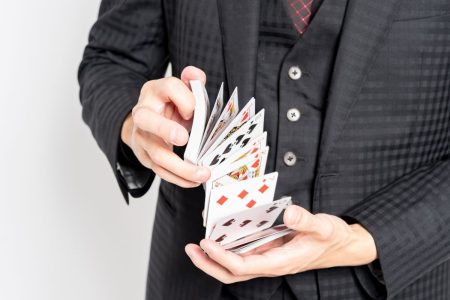 マジックバーの手品師が魅せる世界とは？